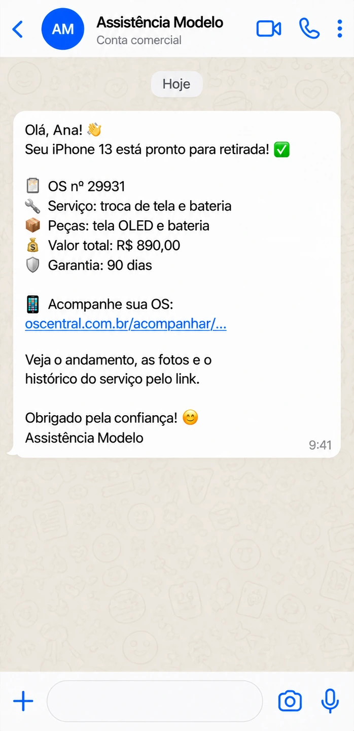Telefone com exemplo de conversa no WhatsApp: a Assistência Modelo avisa Ana de que o iPhone 13, OS 29931, está pronto para retirada, informa troca de tela e bateria, peças, valor de R$ 890,00, garantia de 90 dias e link para acompanhar o serviço.